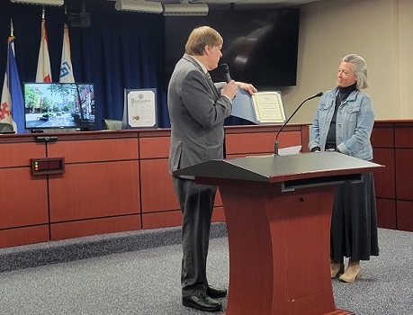 RSCC Pres., Drew Powell presents Mayor Newton with a certificate of appreciation.